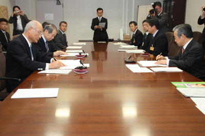 農業振興に関する協定書に調印する知事の写真