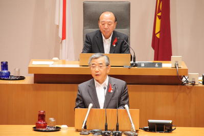 議決後あいさつをする知事