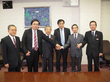 関係者と握手する知事