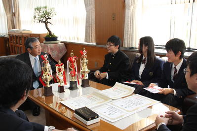 高校生との懇談の様子