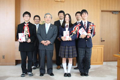 高校生と記念撮影する知事