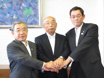 調印後の関係者の握手の様子