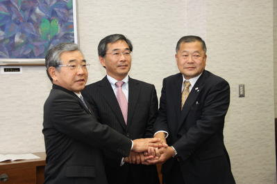 関係者と握手する知事