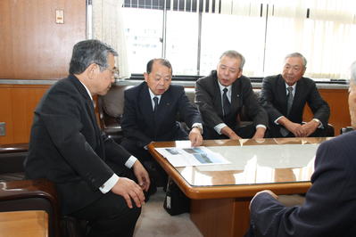 認定の報告の様子