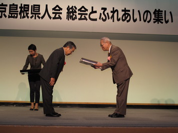 感謝状を贈呈する知事