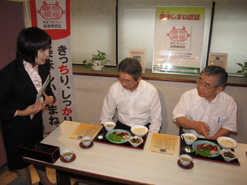 レシピの説明を受ける知事