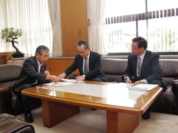 島根大学広島オフィスの説明を受ける知事