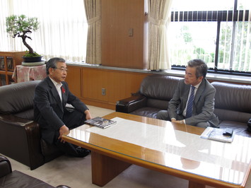 三島さんと懇談する知事