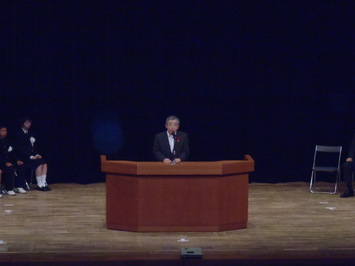 大会であいさつする知事