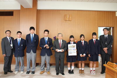 浜田・隠岐水産高校の生徒さんと記念撮影