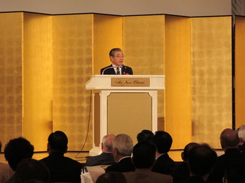 あいさつする知事