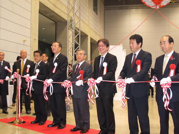 テープカットの様子