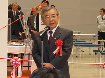 オープニングセレモニーであいさつする知事
