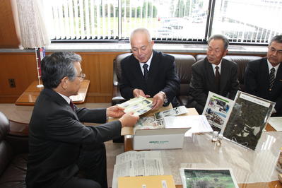 受賞者の皆さんと意見交換する知事