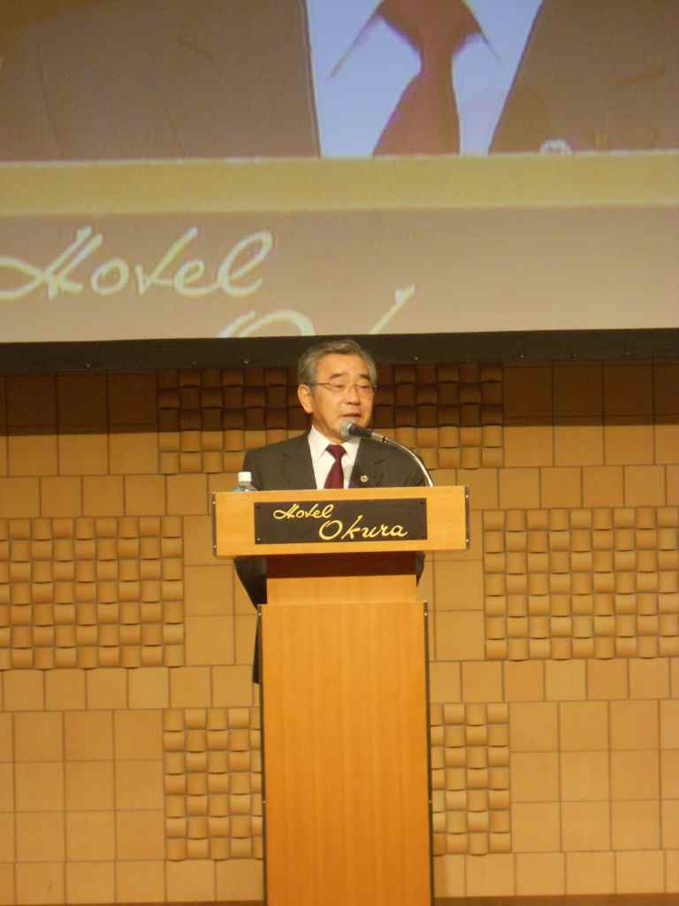 来場者の皆さまにあいさつする知事