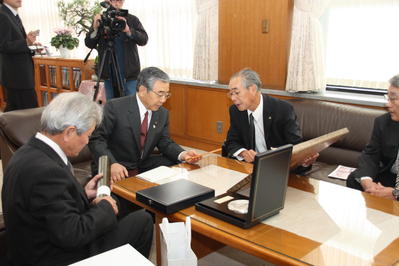 訪問者から説明を受ける知事