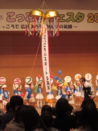 あいさつする知事