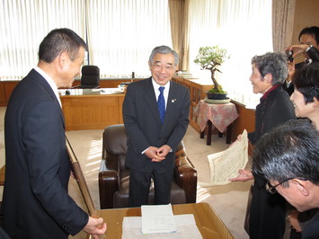 受賞報告の様子