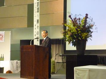 シンポジウムであいさつする知事の写真その2