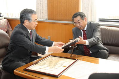 受賞報告の様子