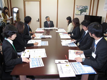 定住対策検討グループの提案の様子