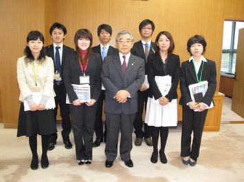 定住対策検討グループのメンバーと知事