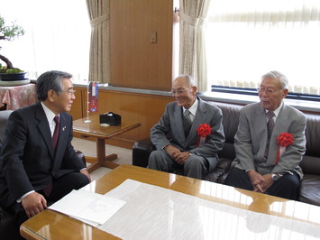 受賞者と歓談する知事