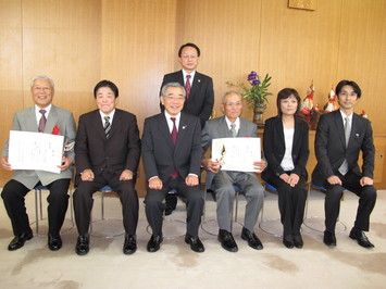 受賞者と一緒に記念撮影する知事