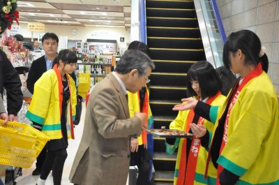 農産加工品を試食する知事 農産加工品を試食する知事