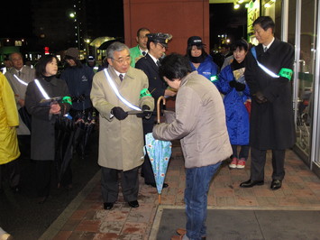 チラシを手渡し振り込め詐欺の注意喚起