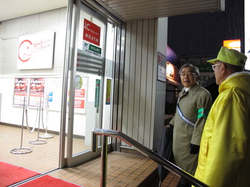 子ども・女性見守り事業者として登録された山陰合銀島大前支店を視察