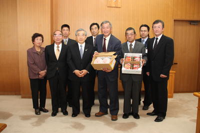 お祝いの言葉を述べる知事