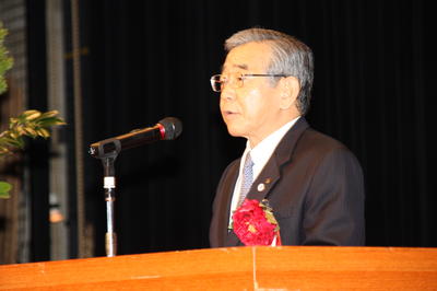 お祝いの言葉を述べる知事