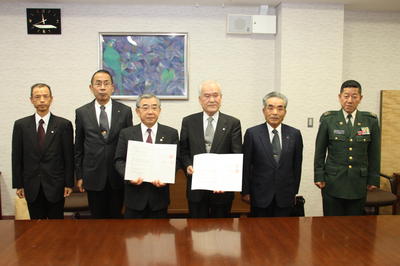 協定締結の記念撮影