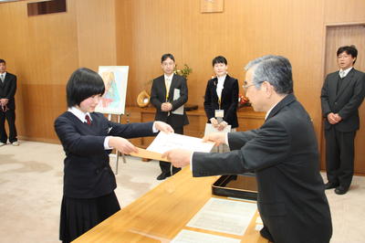 賞状を伝達する知事