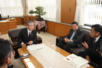 特許取得の報告を受ける知事の写真その1