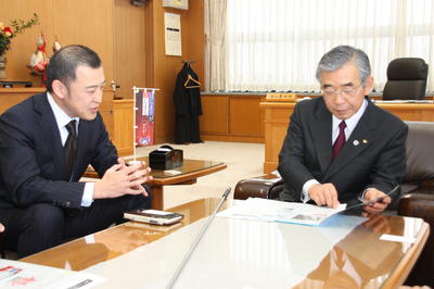特許取得の報告を受ける知事の写真その2