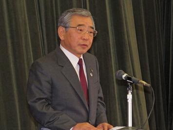 仕事納め式で職員に訓示する知事 仕事納め式で職員に訓示する知事