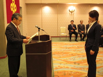 表彰状を授与する知事