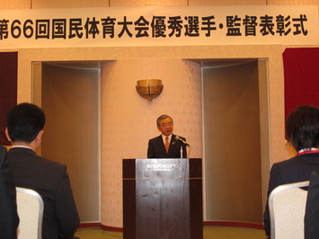 あいさつを述べる知事