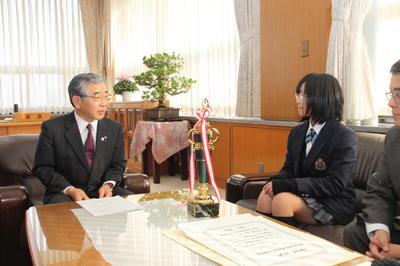知事に受賞を報告する加藤さん