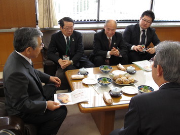 仁多米ラーメンなどを試食する知事