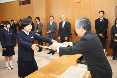 表彰状を授与する知事