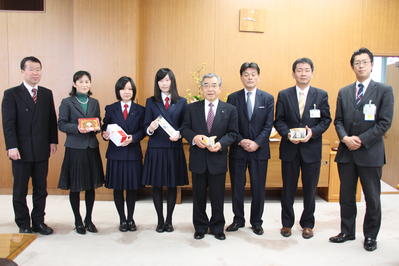 来訪されたみなさんと記念撮影