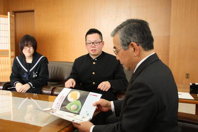 矢上高校生から冊子の説明を受ける知事