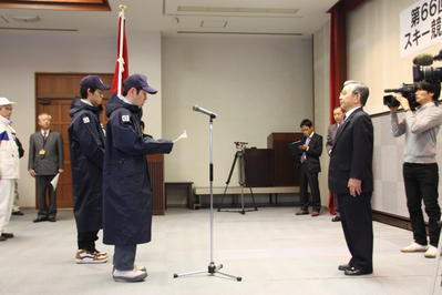 選手から大会に出場する決意を聞く知事