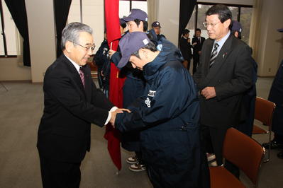 選手のみなさんを激励する知事