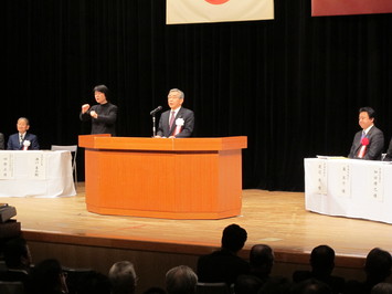 あいさつを述べる知事