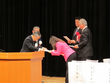 国会議員に要望書を渡す知事