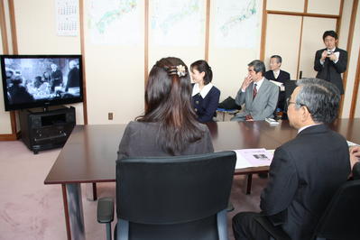 バリアフリー映画を鑑賞する知事の写真